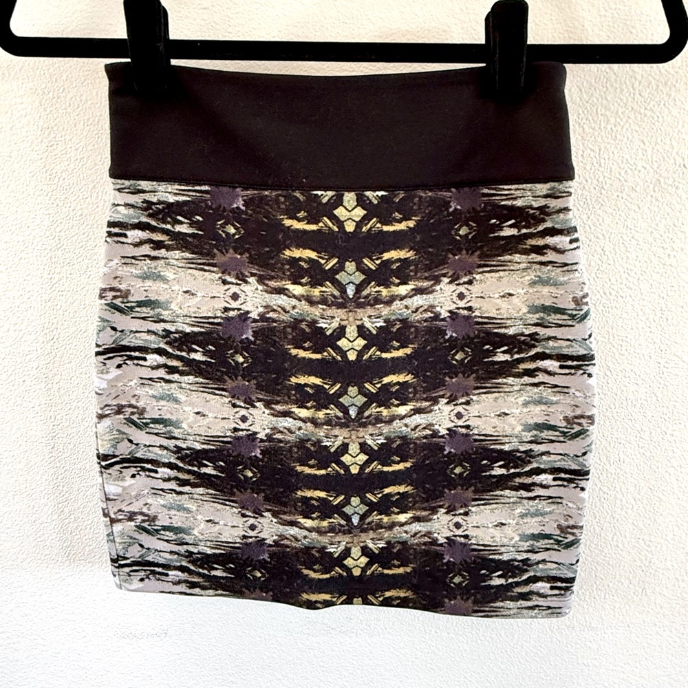 Patterned Women's Mini Skirt - Black and Gray